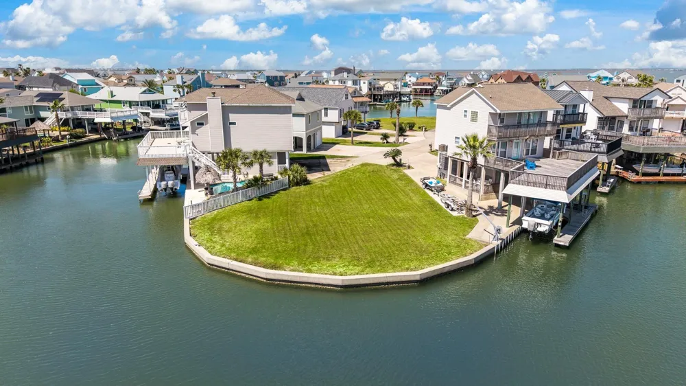 547 Sunset Circle Tiki Island, TX 77554