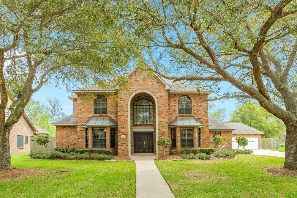 95 Rosewood Street Lake Jackson, TX 77566