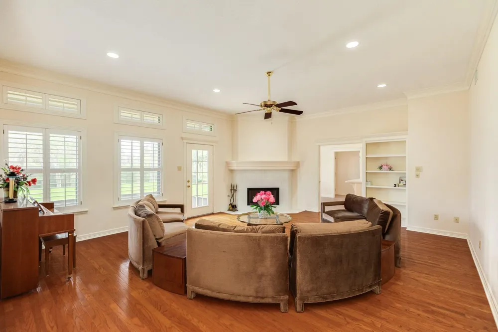 95 Rosewood Street Lake Jackson, TX 77566