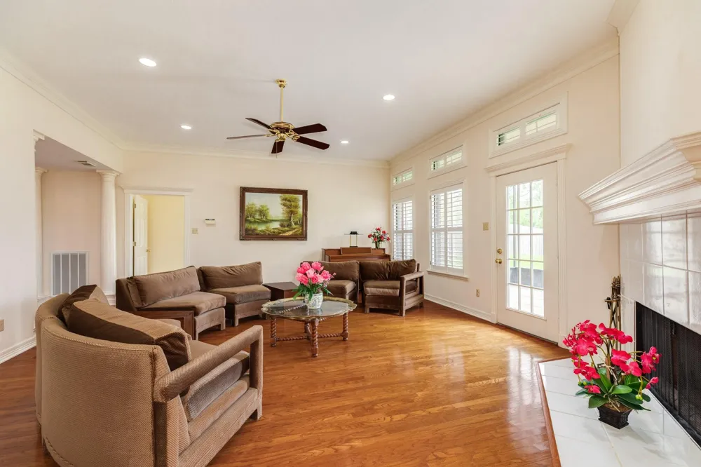 95 Rosewood Street Lake Jackson, TX 77566