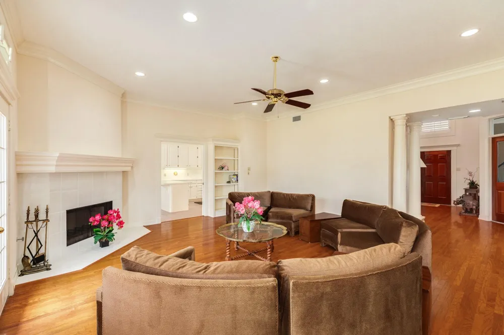 95 Rosewood Street Lake Jackson, TX 77566