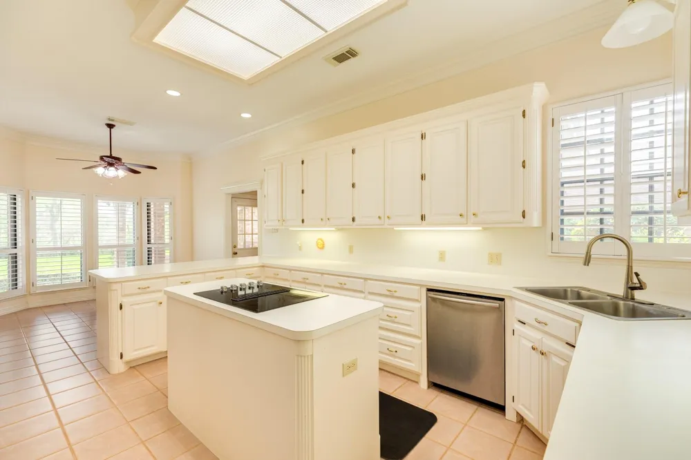 95 Rosewood Street Lake Jackson, TX 77566