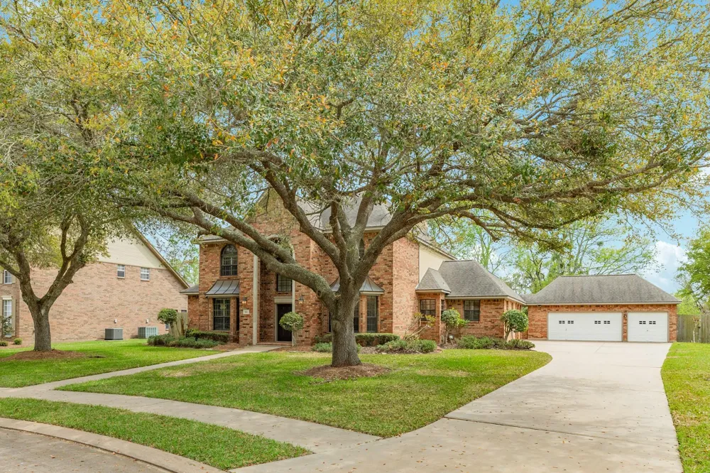 95 Rosewood Street Lake Jackson, TX 77566