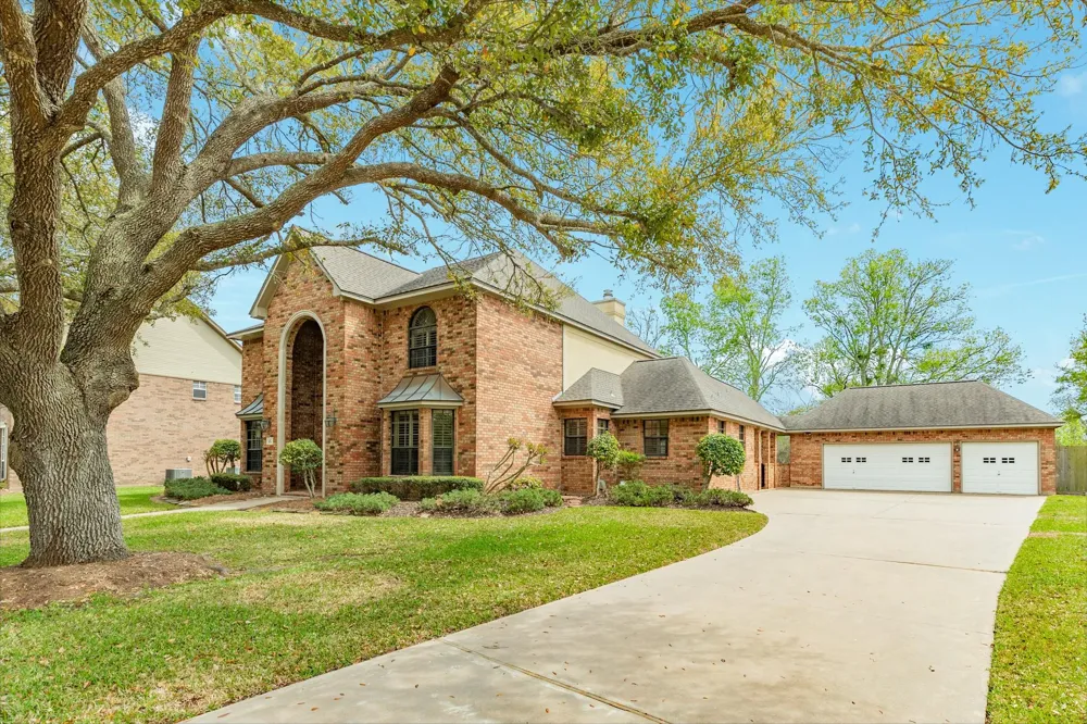 95 Rosewood Street Lake Jackson, TX 77566
