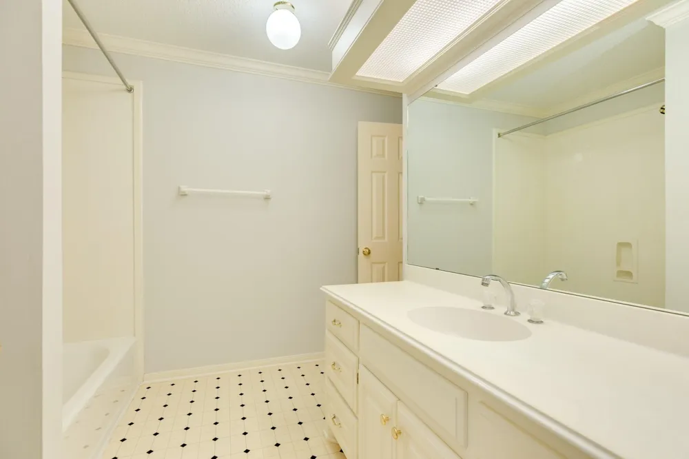 95 Rosewood Street Lake Jackson, TX 77566