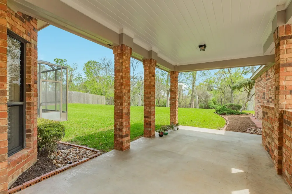 95 Rosewood Street Lake Jackson, TX 77566