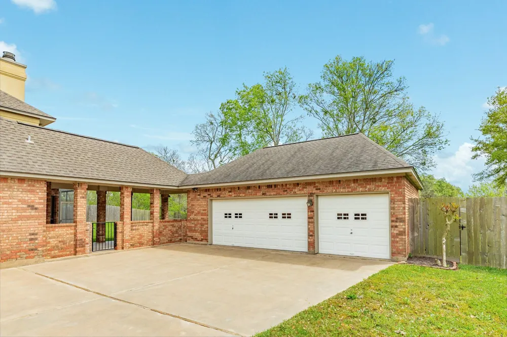 95 Rosewood Street Lake Jackson, TX 77566