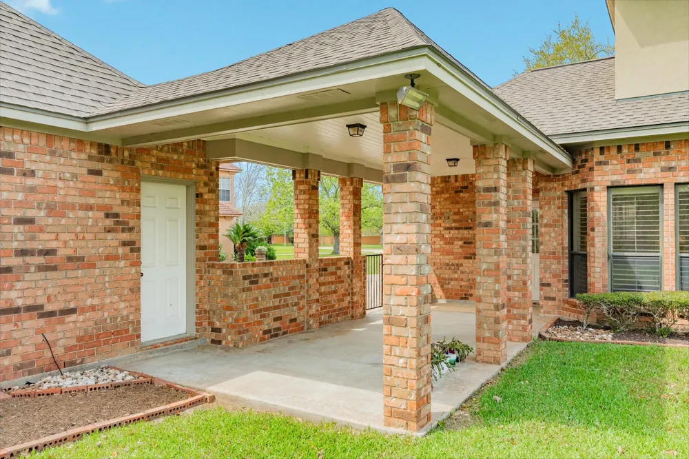 95 Rosewood Street Lake Jackson, TX 77566
