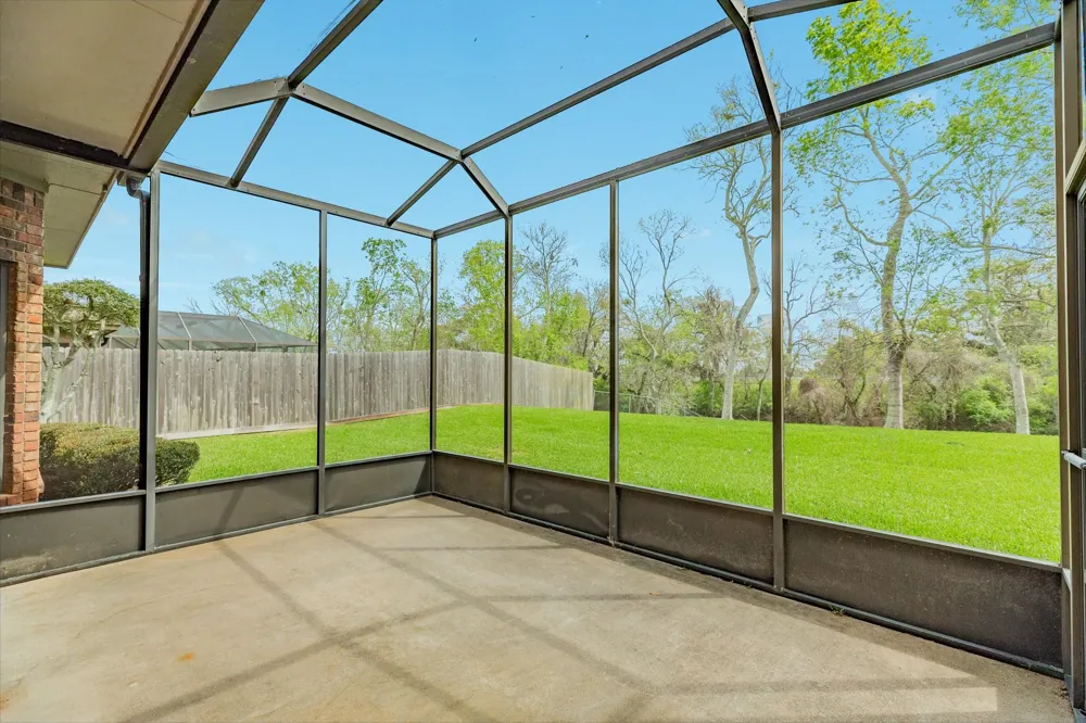 95 Rosewood Street Lake Jackson, TX 77566