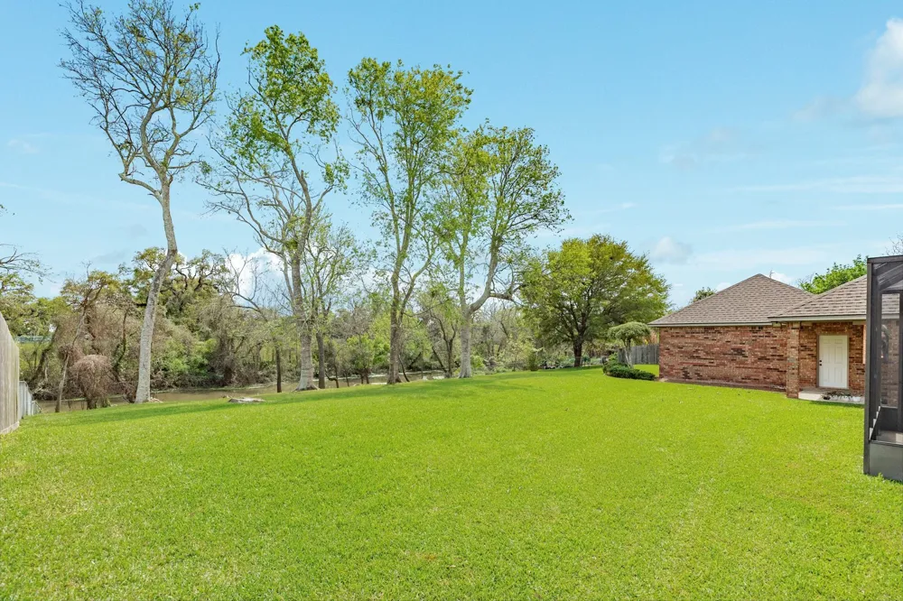 95 Rosewood Street Lake Jackson, TX 77566