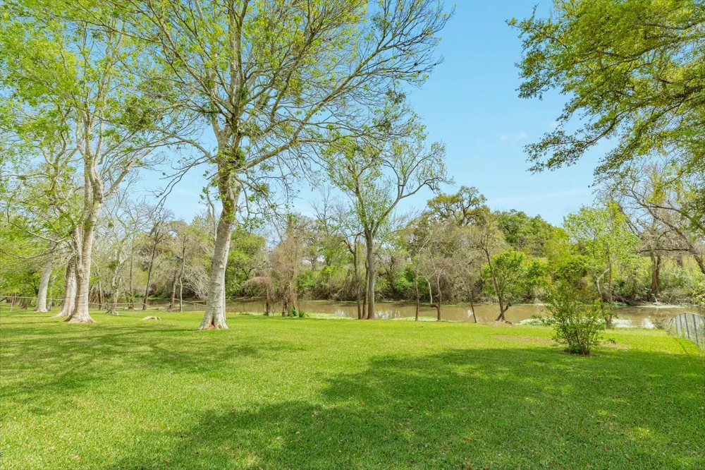95 Rosewood Street Lake Jackson, TX 77566