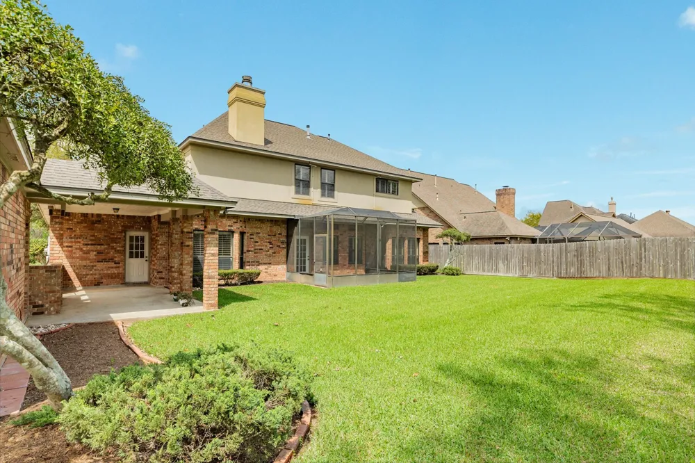 95 Rosewood Street Lake Jackson, TX 77566