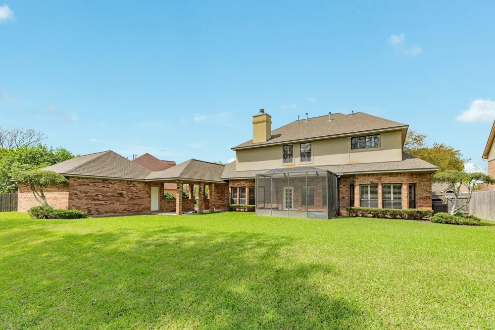 95 Rosewood Street Lake Jackson, TX 77566