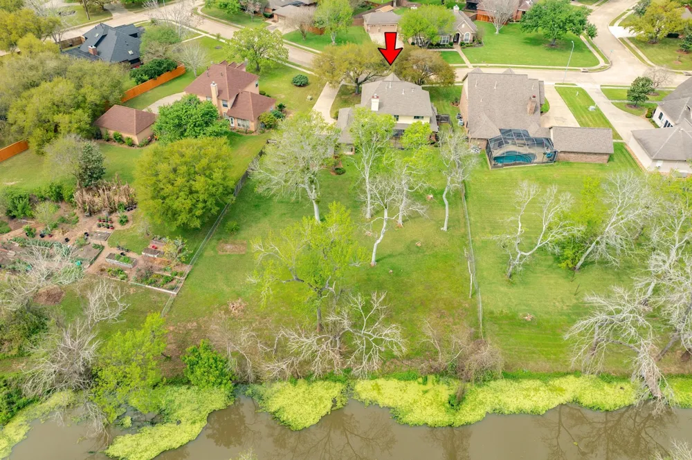 95 Rosewood Street Lake Jackson, TX 77566