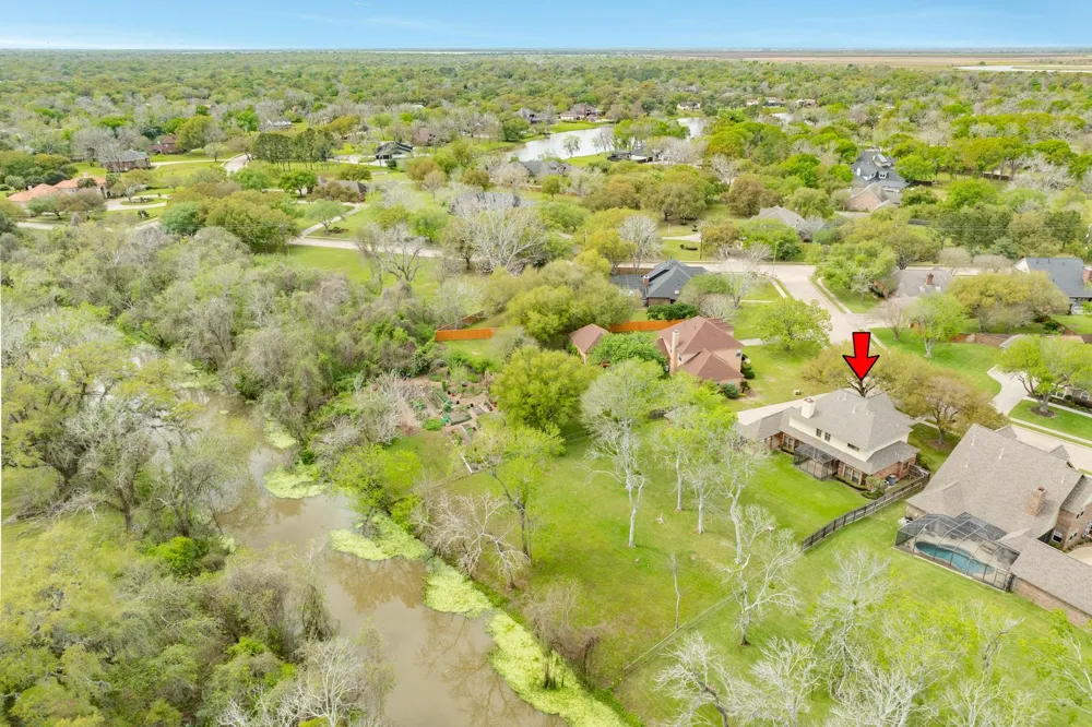 95 Rosewood Street Lake Jackson, TX 77566