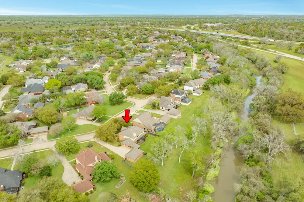 95 Rosewood Street Lake Jackson, TX 77566