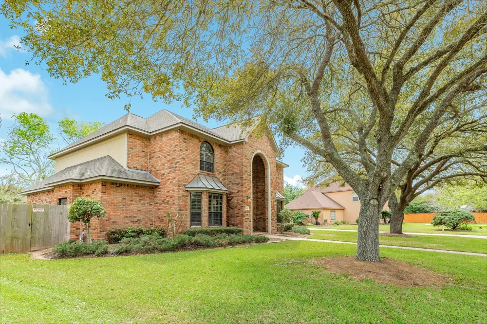 95 Rosewood Street Lake Jackson, TX 77566