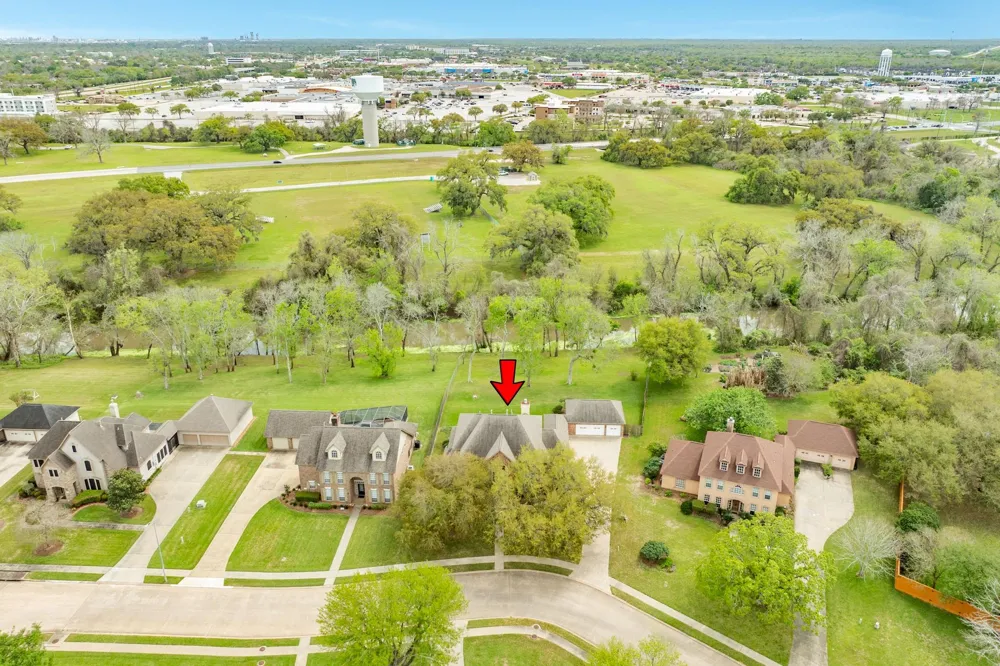 95 Rosewood Street Lake Jackson, TX 77566