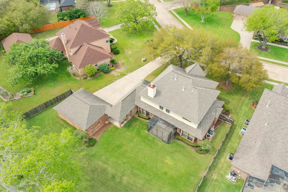 95 Rosewood Street Lake Jackson, TX 77566