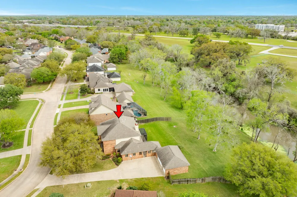 95 Rosewood Street Lake Jackson, TX 77566