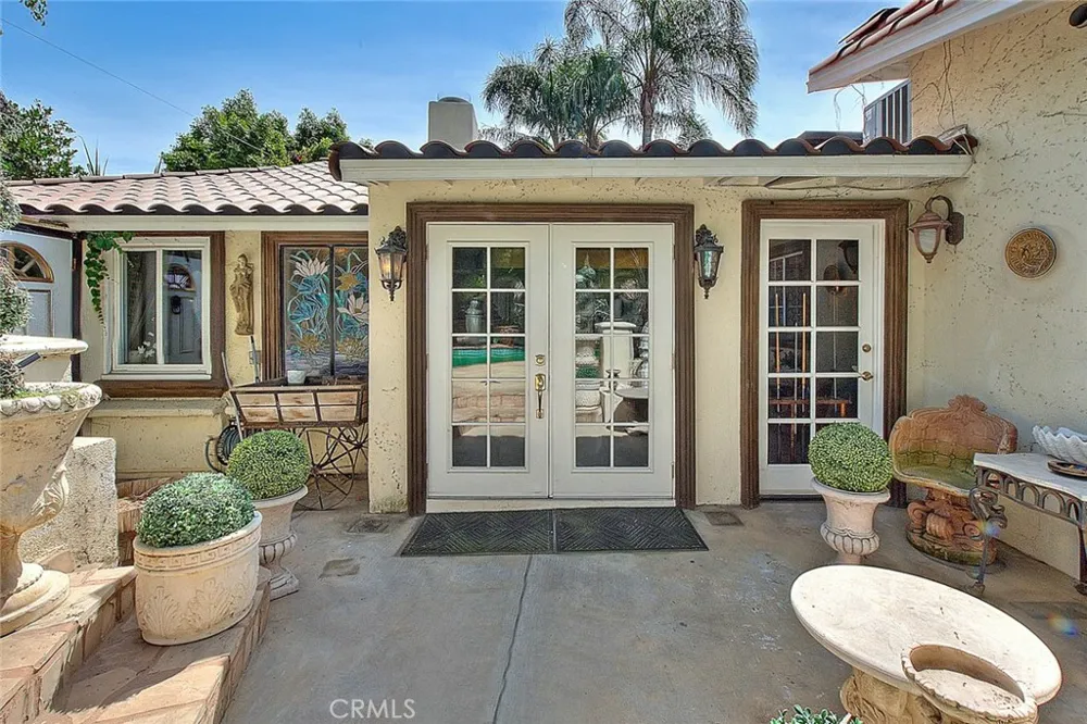 17419 Cohasset Lake Balboa, CA 91406