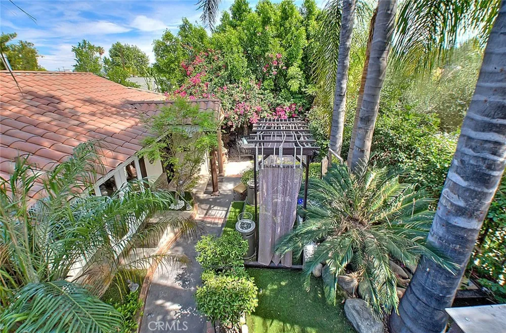 17419 Cohasset Lake Balboa, CA 91406