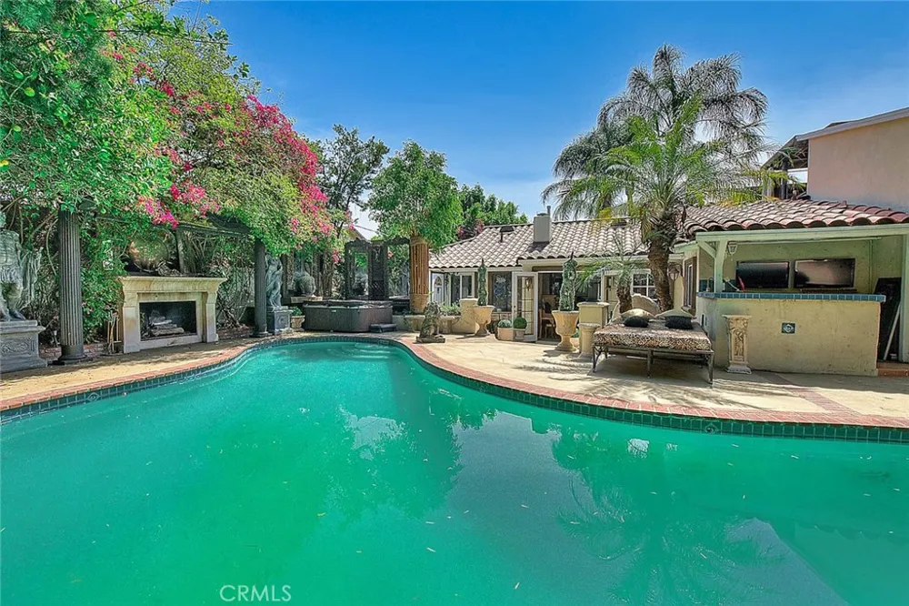17419 Cohasset Lake Balboa, CA 91406