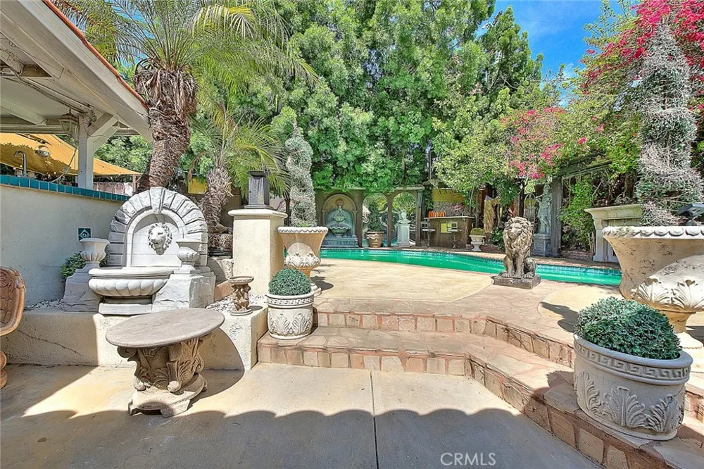 17419 Cohasset Lake Balboa, CA 91406