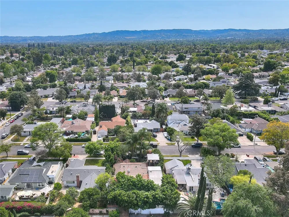 17419 Cohasset Lake Balboa, CA 91406