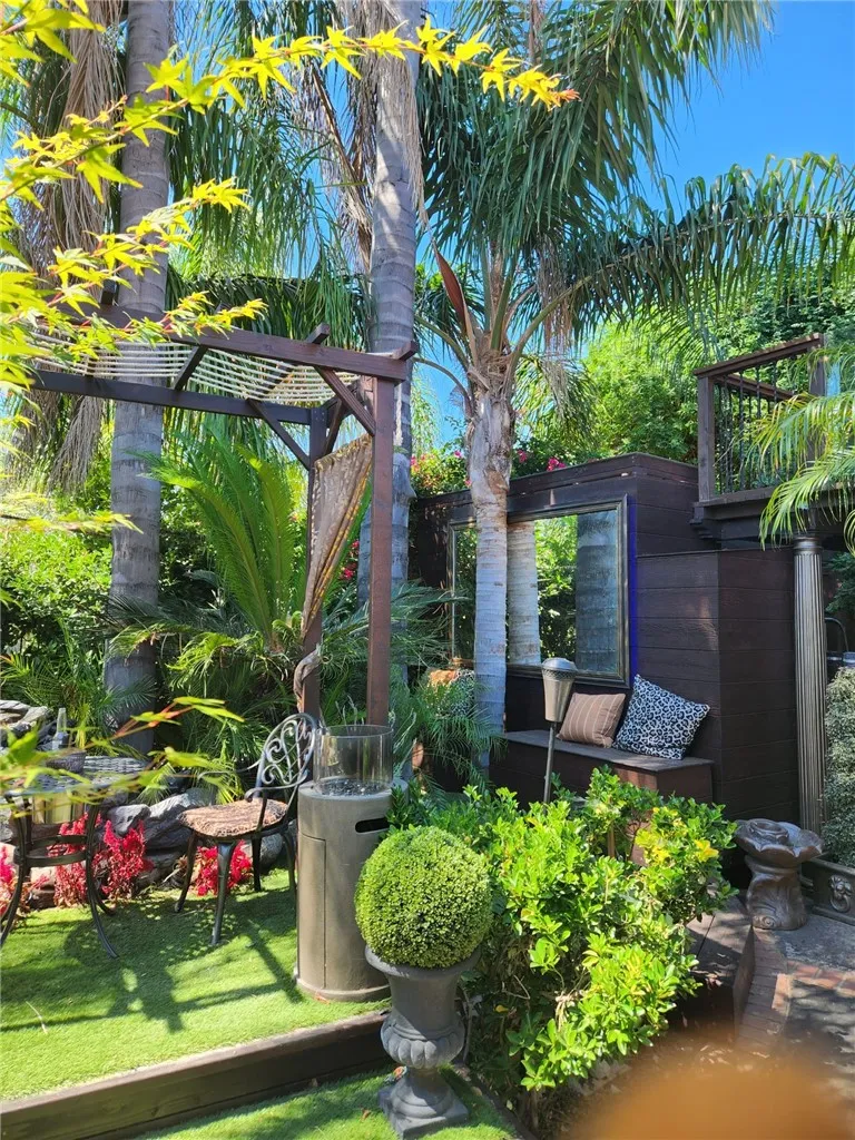 17419 Cohasset Lake Balboa, CA 91406