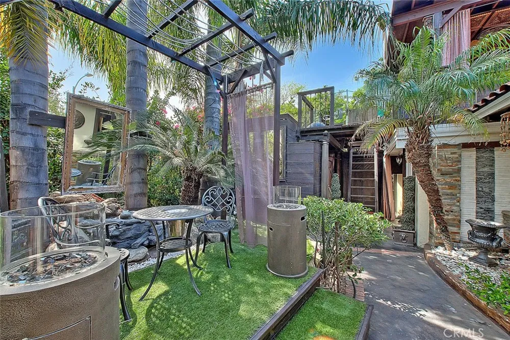 17419 Cohasset Lake Balboa, CA 91406