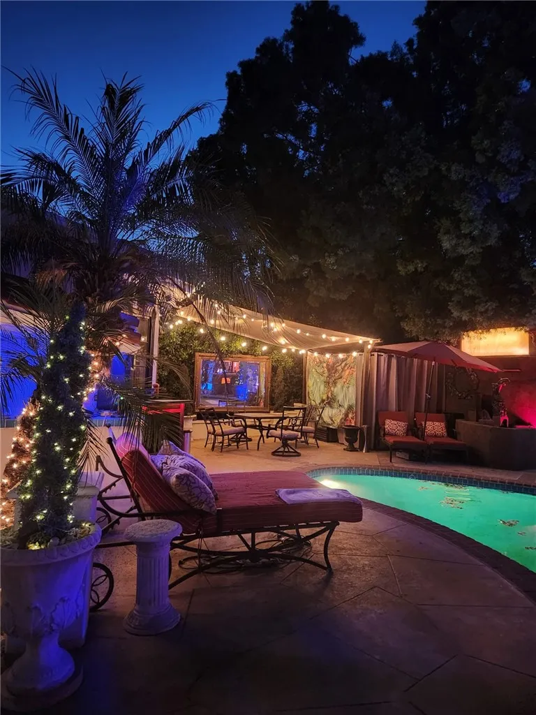 17419 Cohasset Lake Balboa, CA 91406