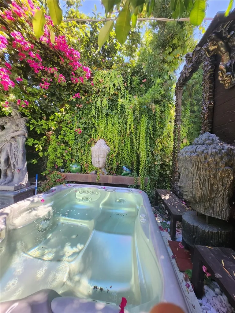 17419 Cohasset Lake Balboa, CA 91406