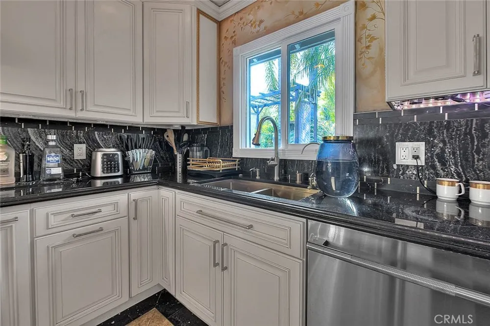 17419 Cohasset Lake Balboa, CA 91406