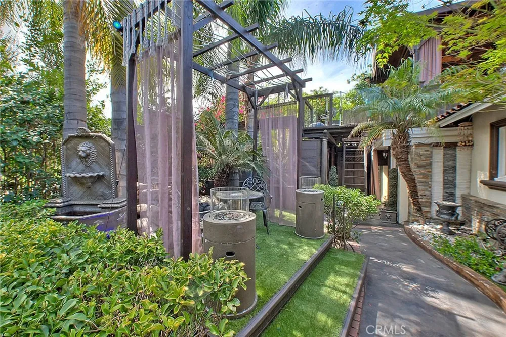 17419 Cohasset Lake Balboa, CA 91406