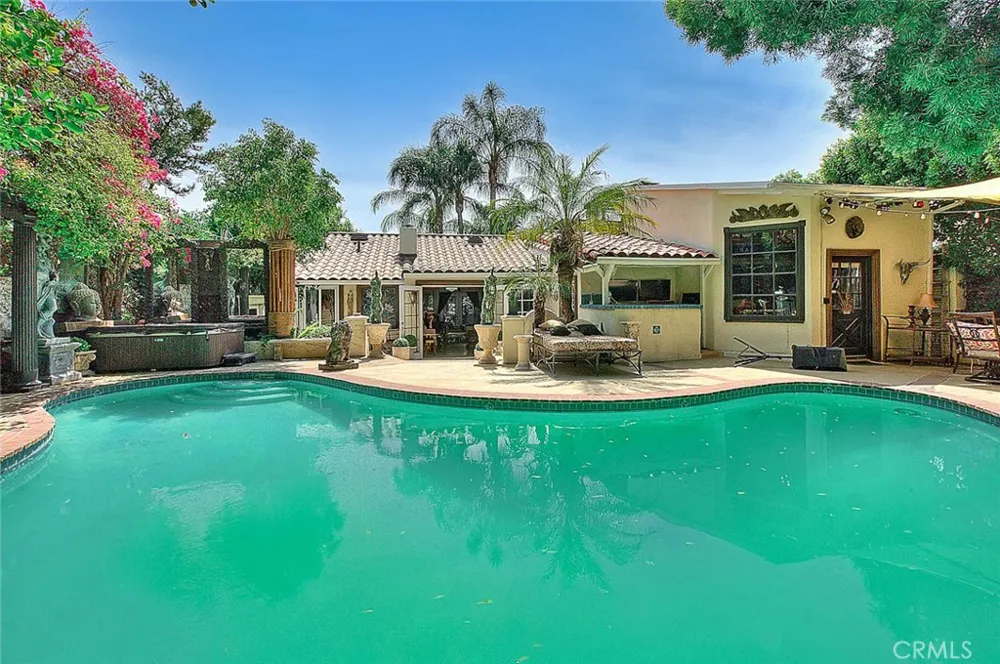 17419 Cohasset Lake Balboa, CA 91406
