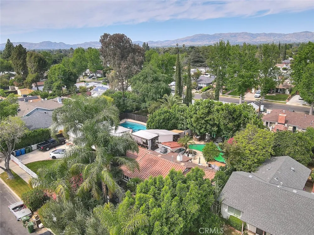 17419 Cohasset Lake Balboa, CA 91406