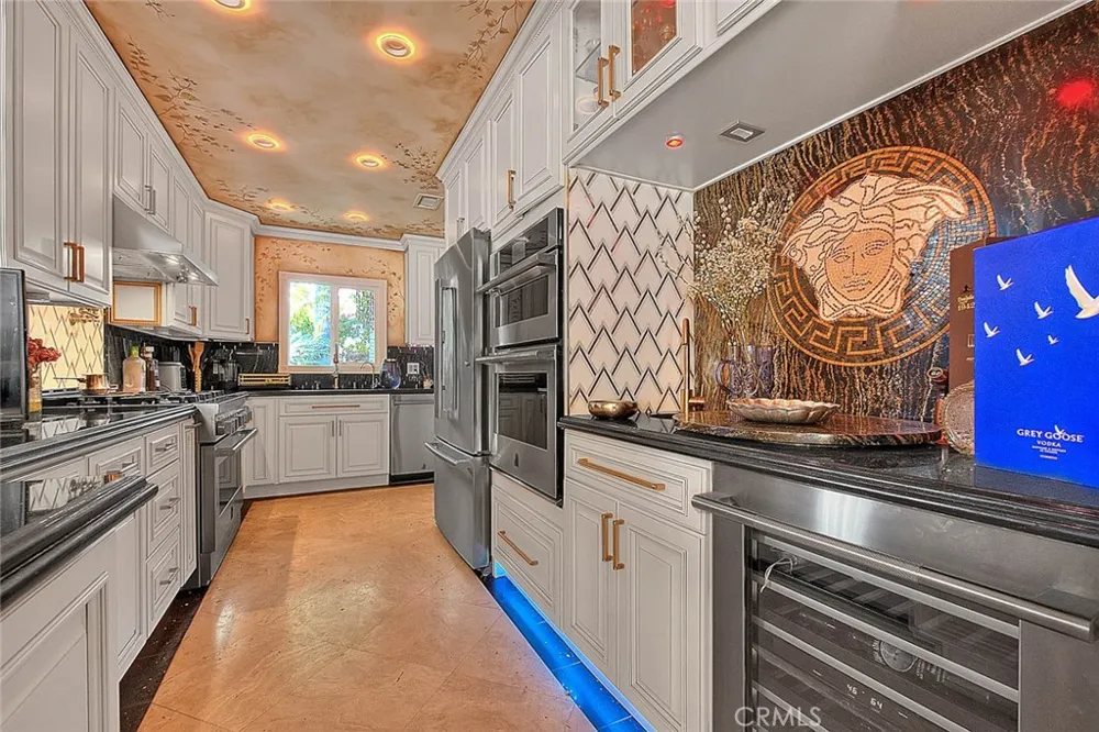 17419 Cohasset Lake Balboa, CA 91406