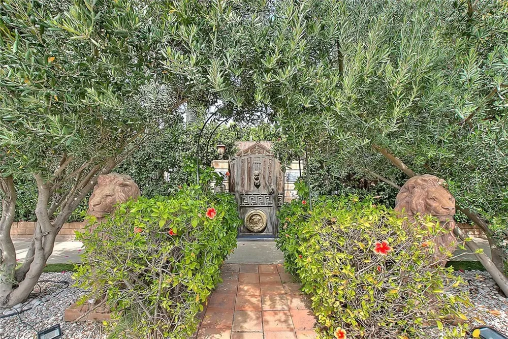 17419 Cohasset Lake Balboa, CA 91406