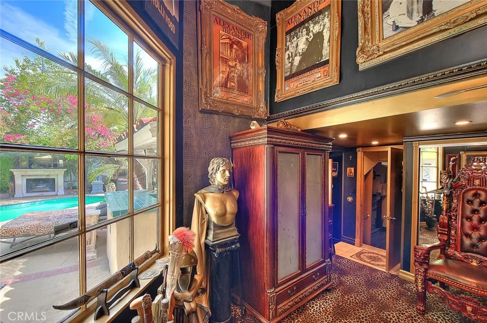 17419 Cohasset Lake Balboa, CA 91406