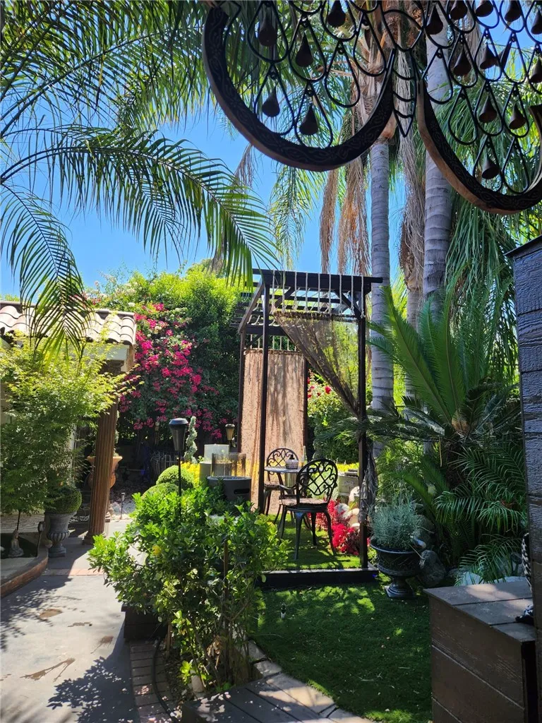 17419 Cohasset Lake Balboa, CA 91406