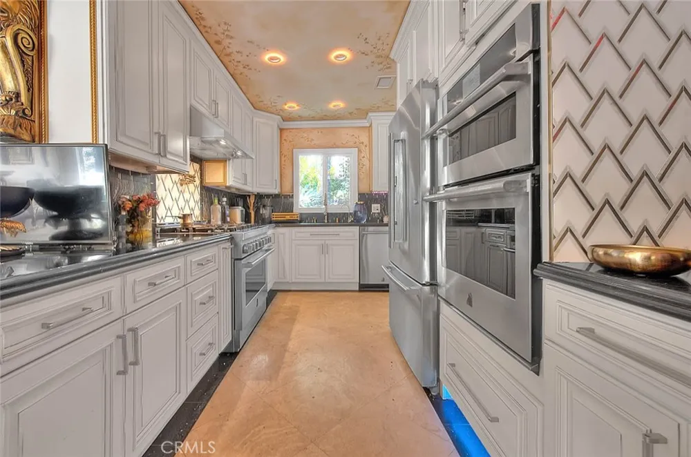 17419 Cohasset Lake Balboa, CA 91406