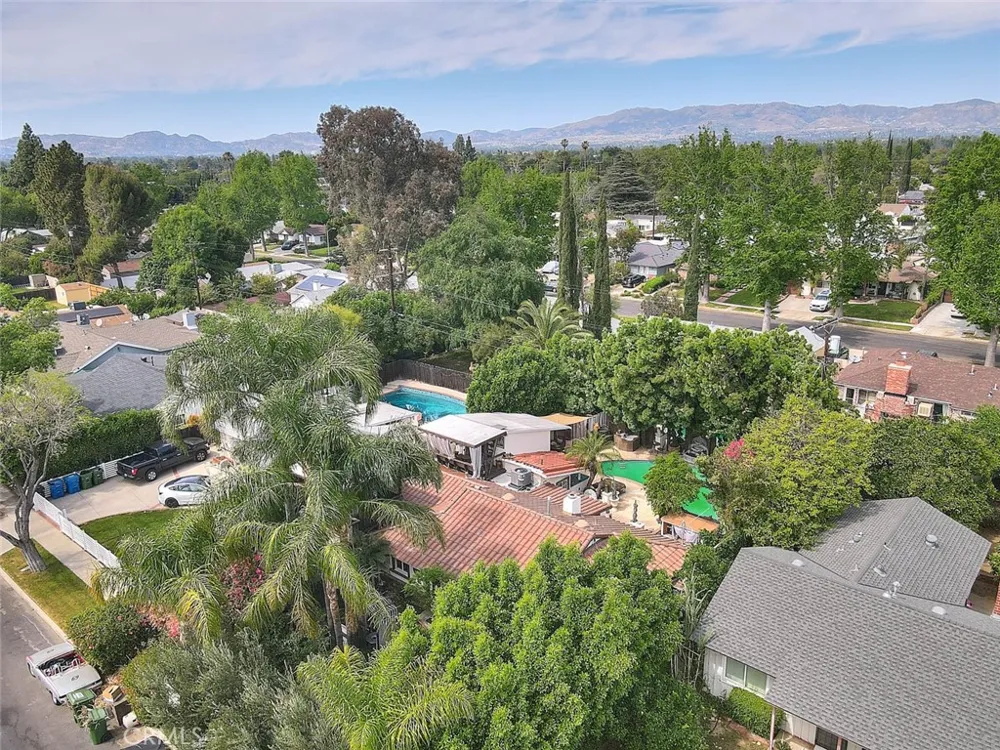 17419 Cohasset Lake Balboa, CA 91406