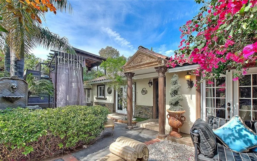 17419 Cohasset Lake Balboa, CA 91406