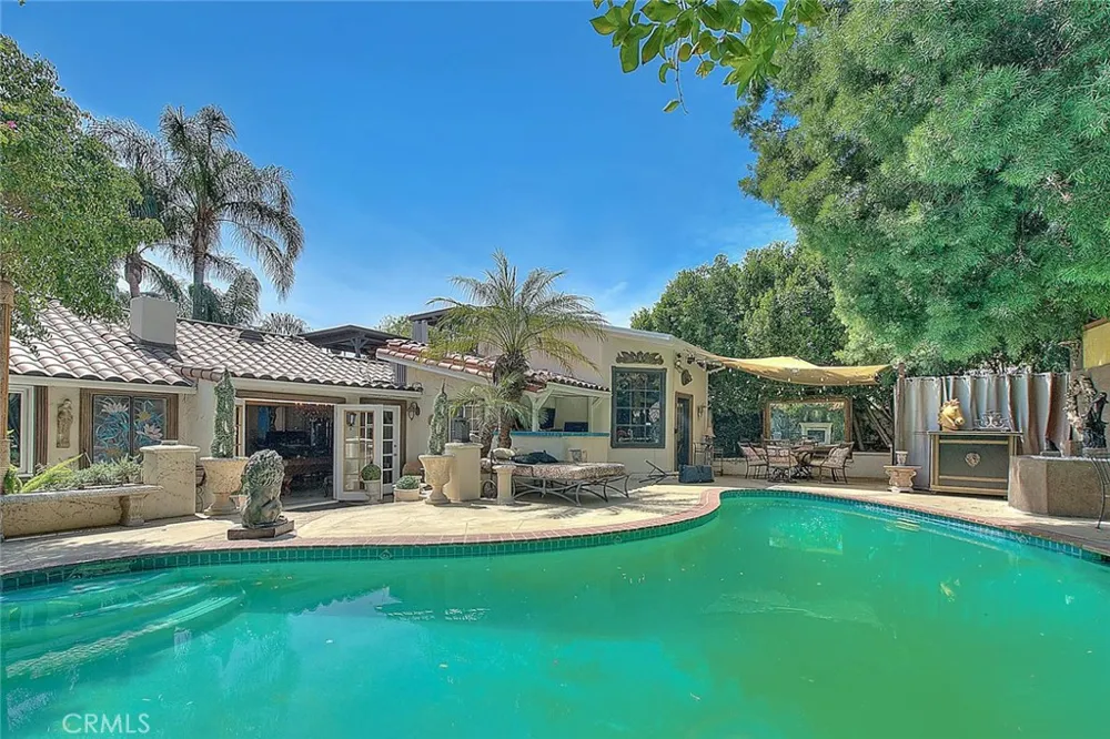 17419 Cohasset Lake Balboa, CA 91406