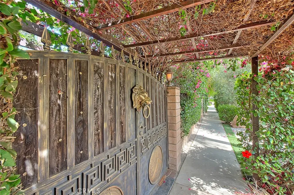 17419 Cohasset Lake Balboa, CA 91406