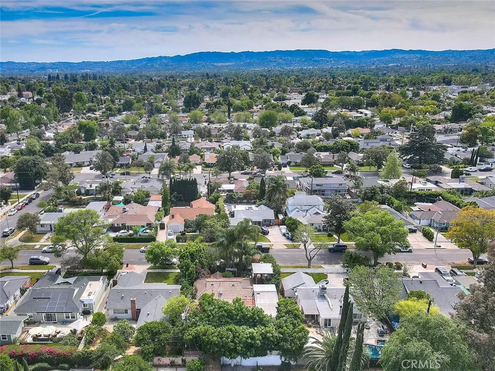 17419 Cohasset Lake Balboa, CA 91406