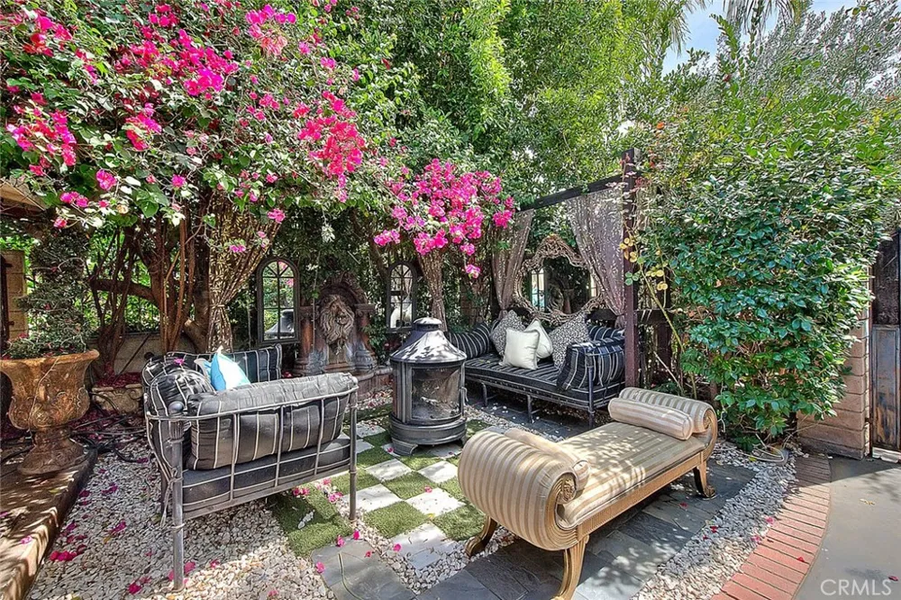 17419 Cohasset Lake Balboa, CA 91406