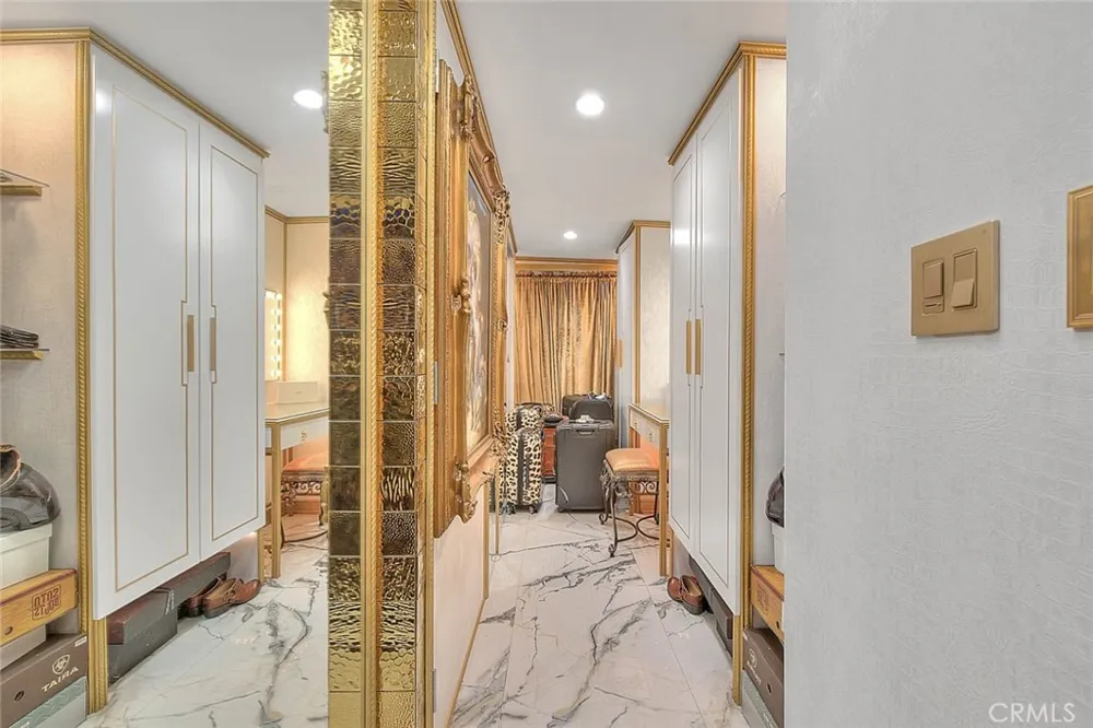 17419 Cohasset Lake Balboa, CA 91406