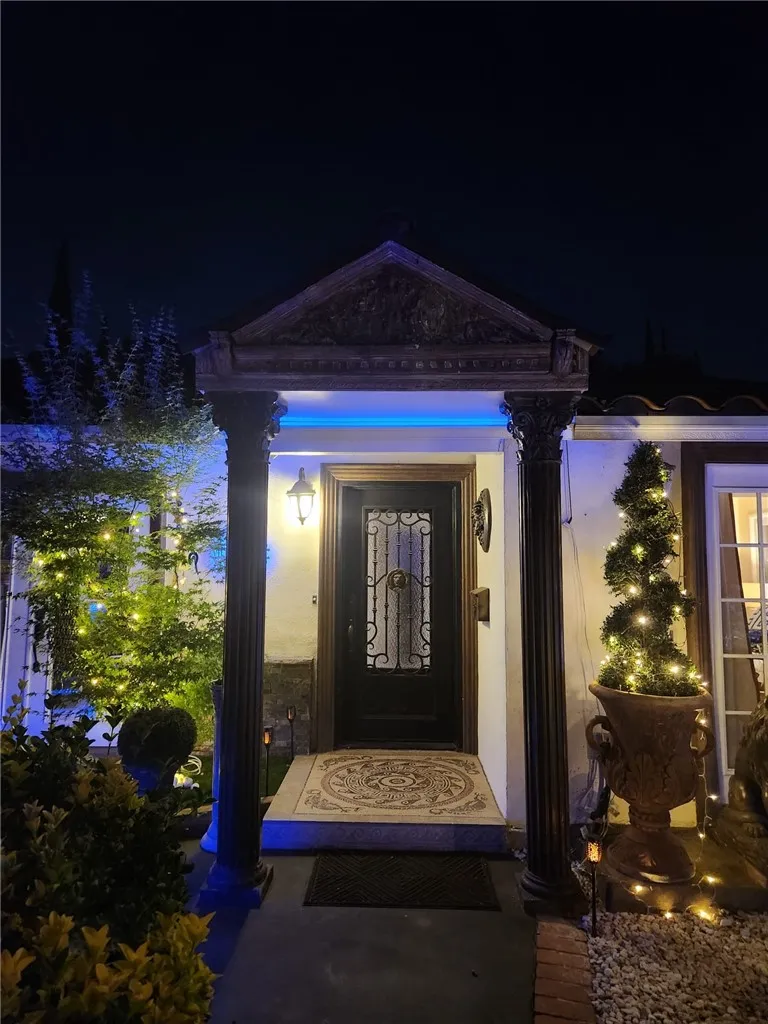 17419 Cohasset Lake Balboa, CA 91406